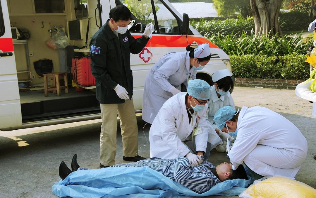Dinas Damkar Mempawah Bantu Tabrakan Kendaraan di Gudang